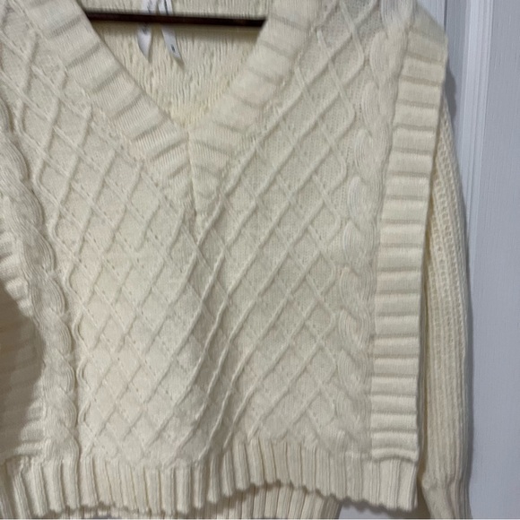Women’s cream color knit swea size XS fits bigger - Picture 3 of 10